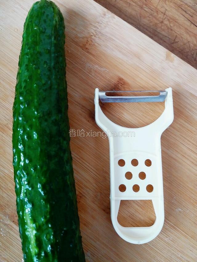 黄瓜洗净 刮成片