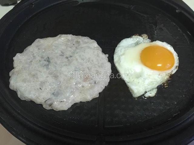 电饼铛提前预热放鸡蛋煎熟，虾仁茸做成饼状煎制。