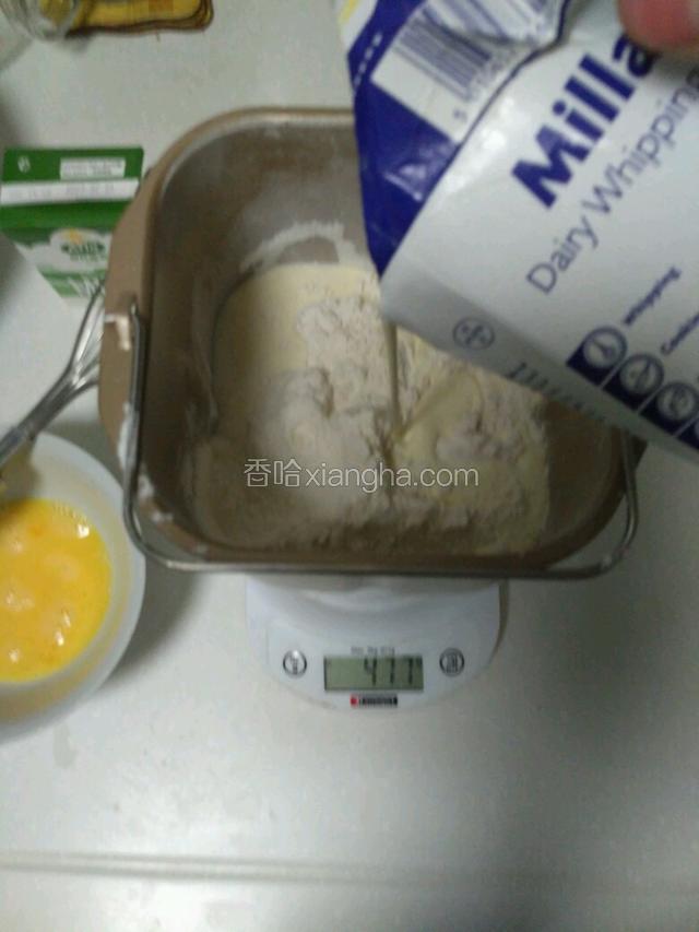 除黄油外的其它材料在面包桶里直接称重。。