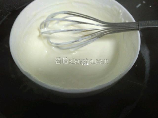 加淡奶油。。差不多融化后用手抽打至顺滑