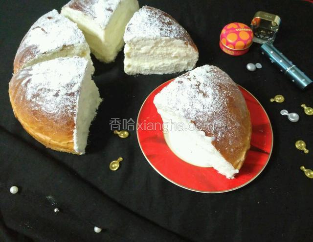 表面顶上也可以撒些糖粉装饰一下。