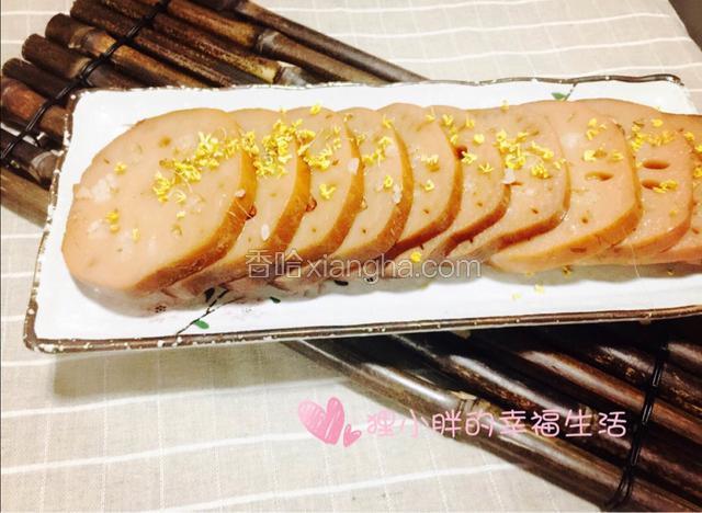 炖莲藕的红糖水盛两勺加热变浓稠淋在藕上，撒上干桂花就可以了