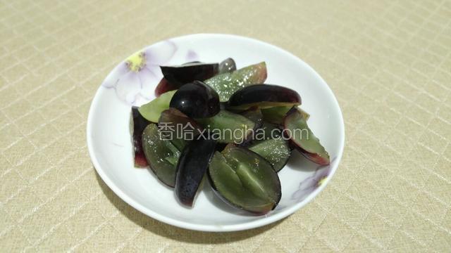 葡萄洗净切块。