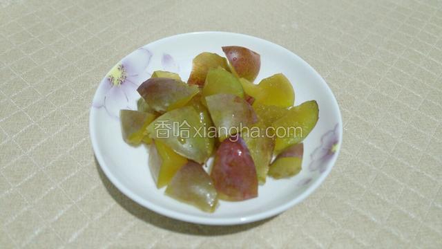 西梅洗净切块。