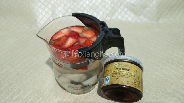水温在35度左右加入蜂蜜拌均即可。