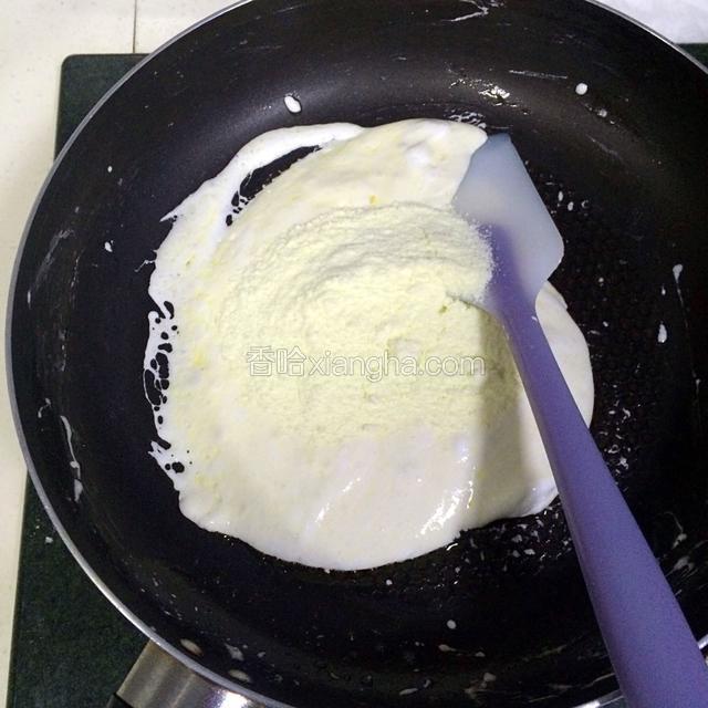 接着倒入全脂奶粉。
