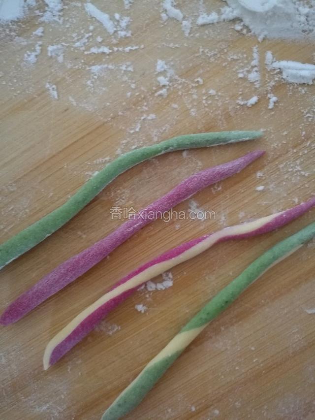 然后随便搭配颜色搓成长条做小蛇。