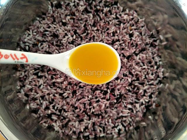 加入两勺食用油翻拌均匀(加入食用油会增加米糕的软糯度，口感更好，也可不加)