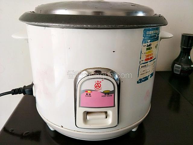 电饭锅内加入足量的水提前10分钟加热
