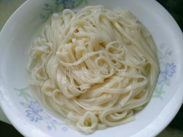 面条盛碗里