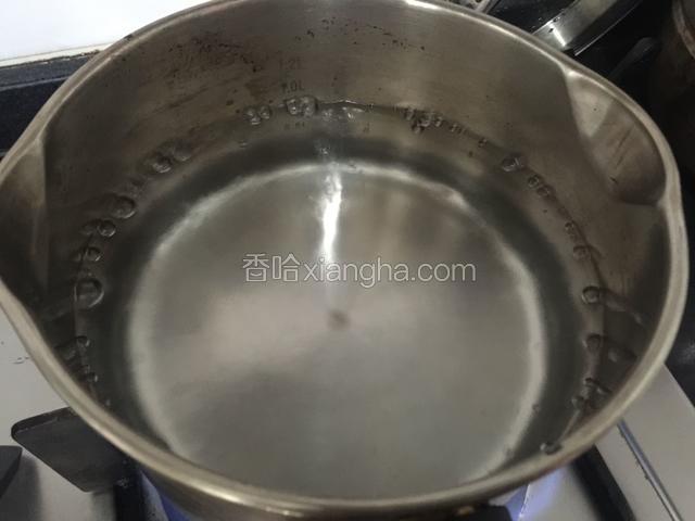 锅里倒入适量的清水烧开。