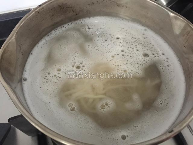 下入面条和一勺盐煮熟。