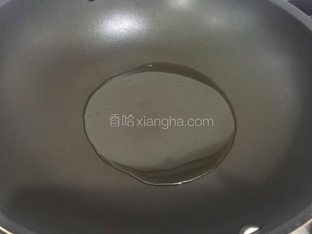 炒锅倒入适量的油烧热。