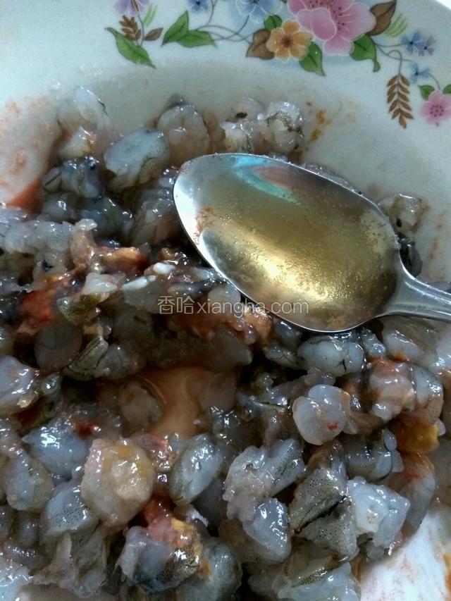 放料酒2勺腌入味。