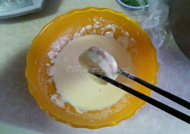 油六成热时，茄盒沾面糊依次放入油锅中。