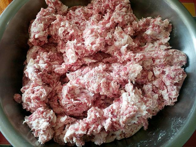 准备适量的猪肉沫（不要太瘦哦）。