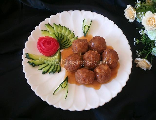 出锅摆盘即可食用，肉丸子很入味很嫩滑。