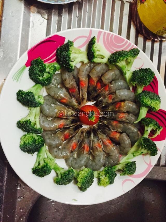 虾摆盘，按照自己喜好摆上西兰花装饰。