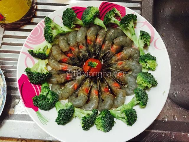 将调料均匀淋洒在虾上面。