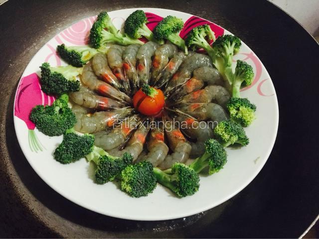 锅中水烧开，放上准备好的盘子，中火5分钟再小火5分钟。