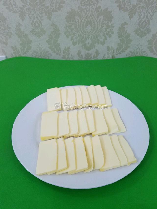黄油切片室温软化，我喜欢切薄一点，这样软化的更快一点。