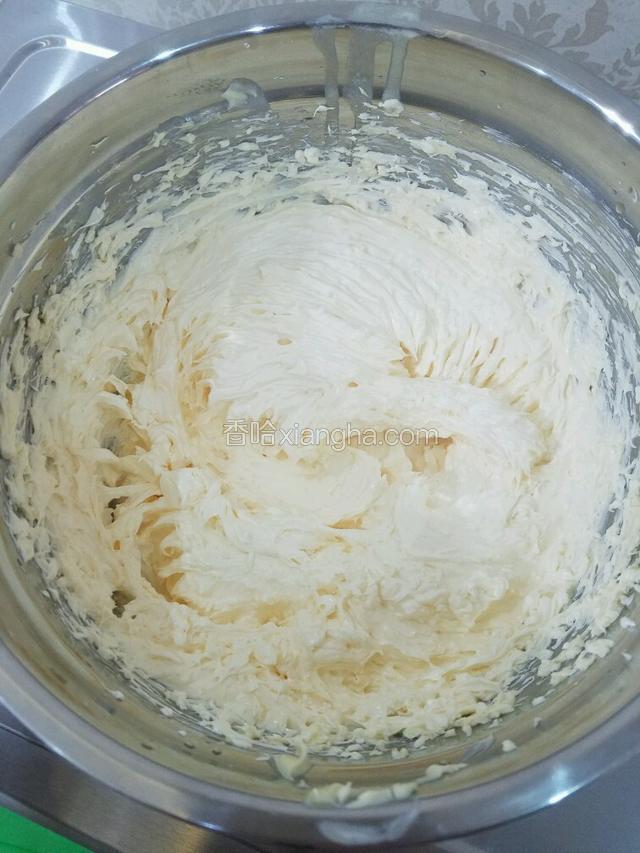将黄油打发至顺滑后加入细砂糖，继续搅打至黄油体积膨大，如图。