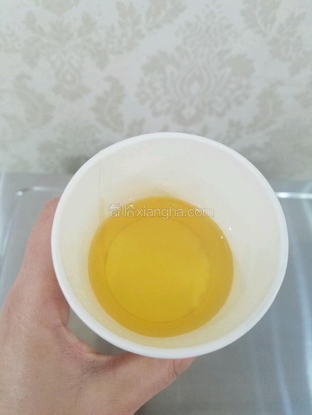 接着加入盐和玉米油打发，一般装油我喜欢用纸杯称重，这样可以不用洗油腻的碗。