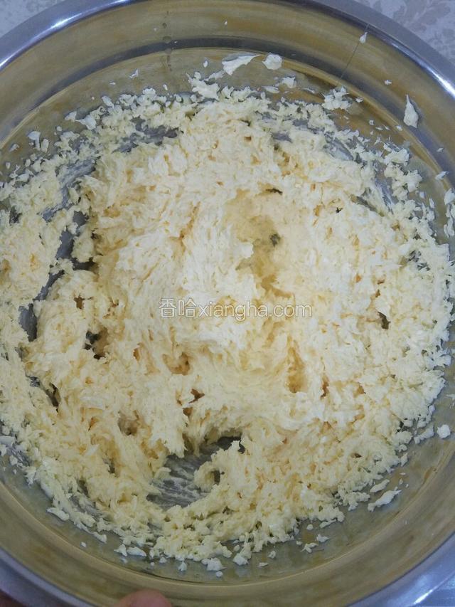 玉米油一定要分二到三次慢慢倒入，以免一次性倒入导致水油分离。将黄油打发到这种体积蓬大，颜色发白的奶霜状。