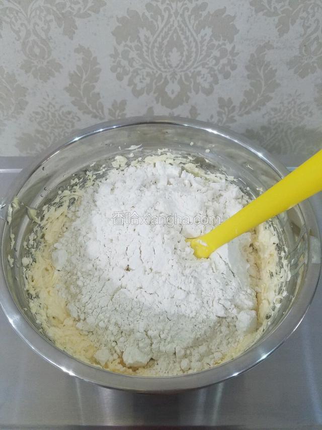 然后筛入低筋面粉，用刮刀以切拌式的手法拌匀。