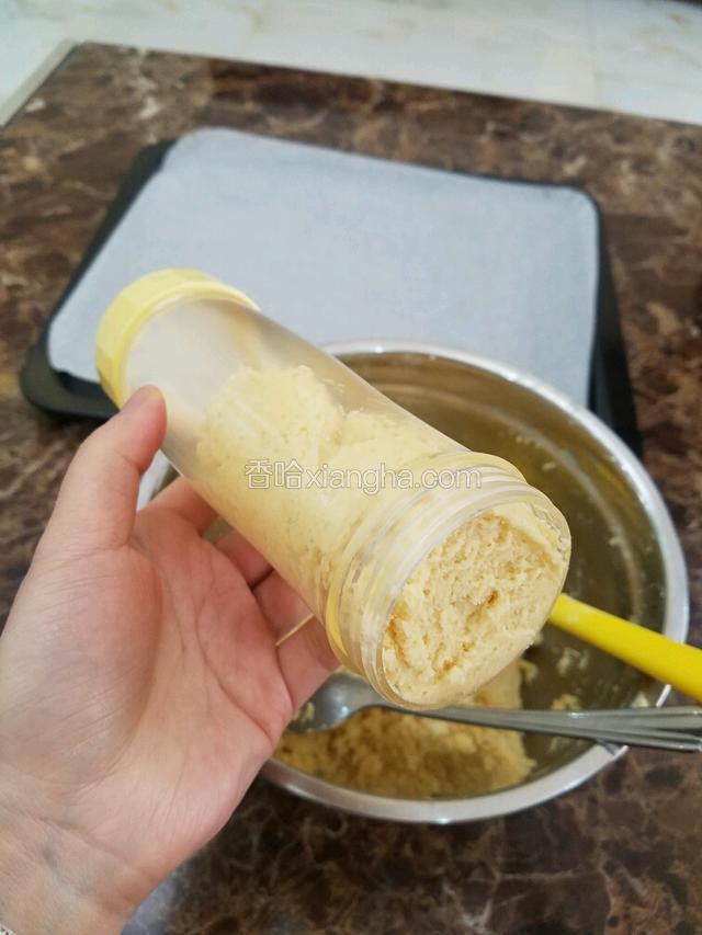 将饼干糊装入饼干枪内。