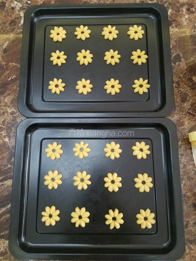 在烤盘里挤出喜欢的花形。