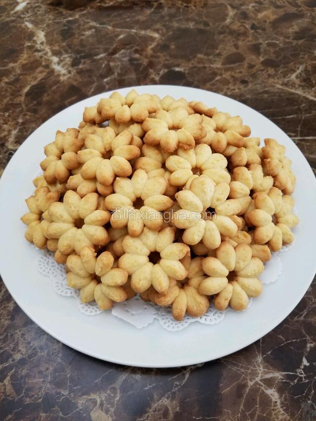 烤出来的饼干晾冷就可以吃了，这个方子黄油用的比较多，所以奶味很浓很好吃。