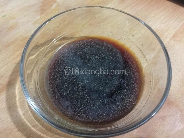 取一小碗，调入所有调味料和清水搅拌均匀备用。