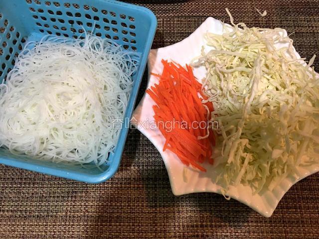 胡萝卜、包菜洗净切丝；粉丝泡软后捞出沥干水分备用