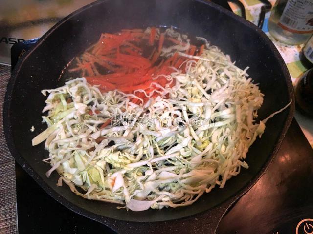 热锅倒入油，待油微微有点热时放加入胡萝卜丝、卷心菜煸炒