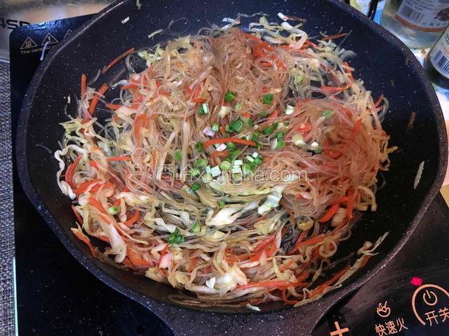 继续翻炒均匀后加少许鸡精、葱花即可