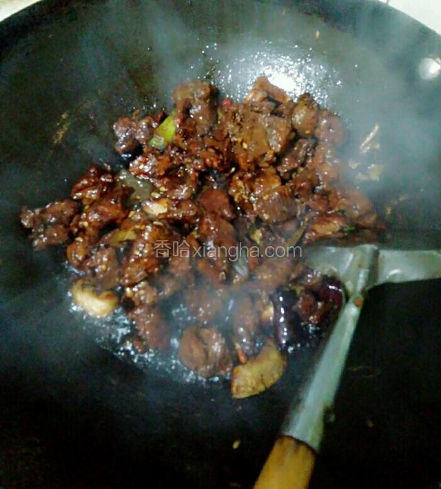 放入冰糖！十三香，料酒，红烧酱油或老抽，盐，醋，每天翻炒至上色。
