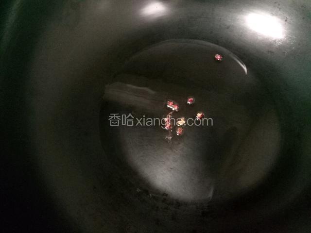 锅中放油下花椒炸香。