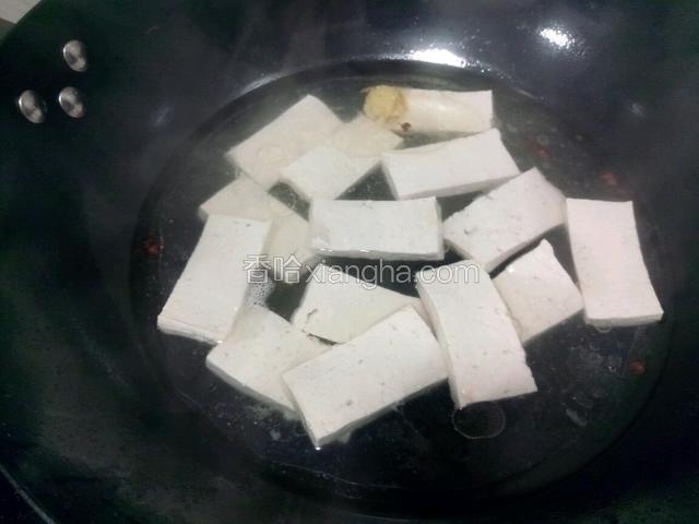放入豆腐，煮开煮透。加适量盐和鸡精调味。