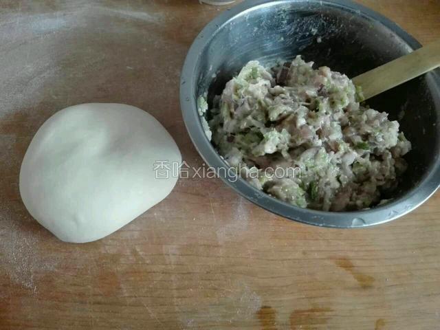 准备材料。
和好的面，面是饺子面，饧好的。
拌好的馅。（猪肉白菜馅，见菜谱）

