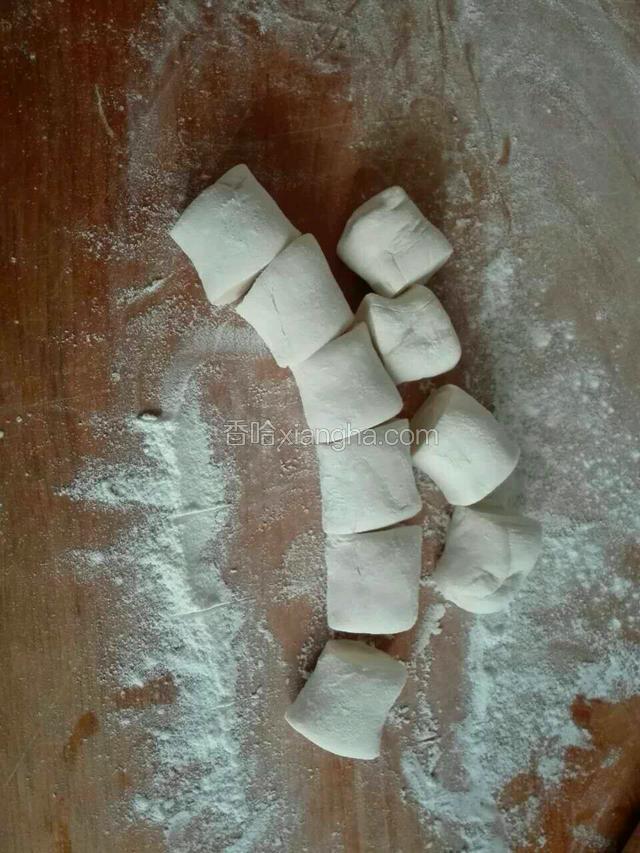 面团搓成条状，切成寸段。