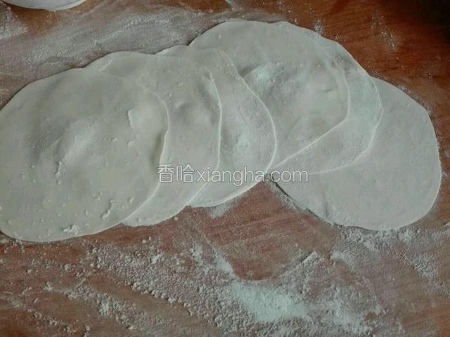 擀成饼。中间稍厚，周围均匀薄些，0.2cm-0.3cm左右厚就可以啦。