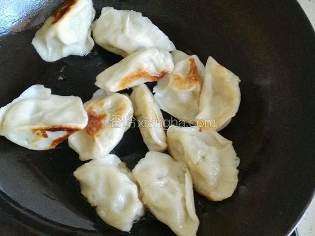 小火煎至两面，金黄色。