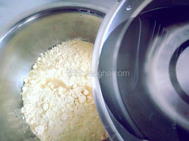 先给面粉里倒入一多半水搅拌均匀，水不要一次倒完