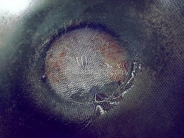 锅烧热，滴几滴玉米油，把油转一圈，光锅，不粘锅也就不需要抹油了
