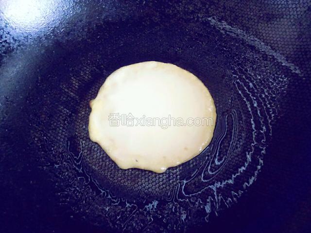 摇晃锅转动面饼，使面饼均匀受热