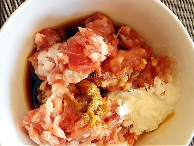 肥瘦相间的五花肉切碎丁，放入料酒、生抽和胡椒粉搅打至料汁吸收腌制十分钟入味，炒之前放入少量生粉和一点食用油抓匀。