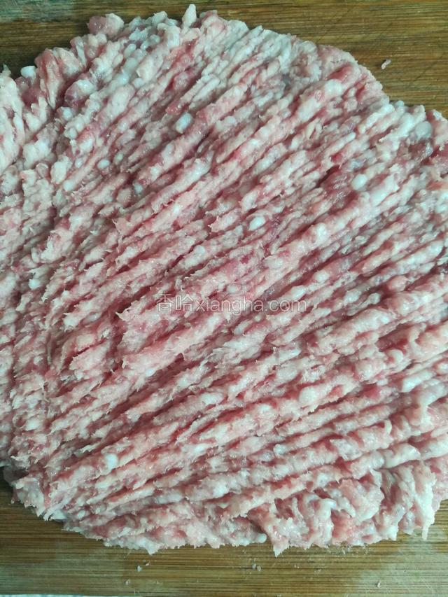 剁肉泥。