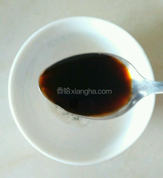 碗里加半小勺白糖，两小勺生抽