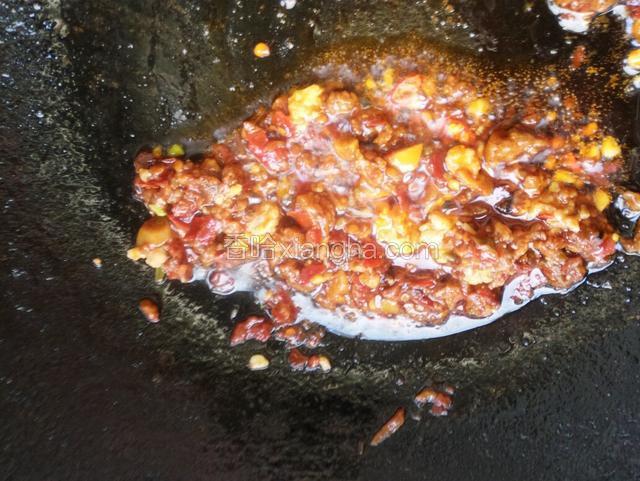 加豆瓣酱和老抽 辣椒继续煸炒